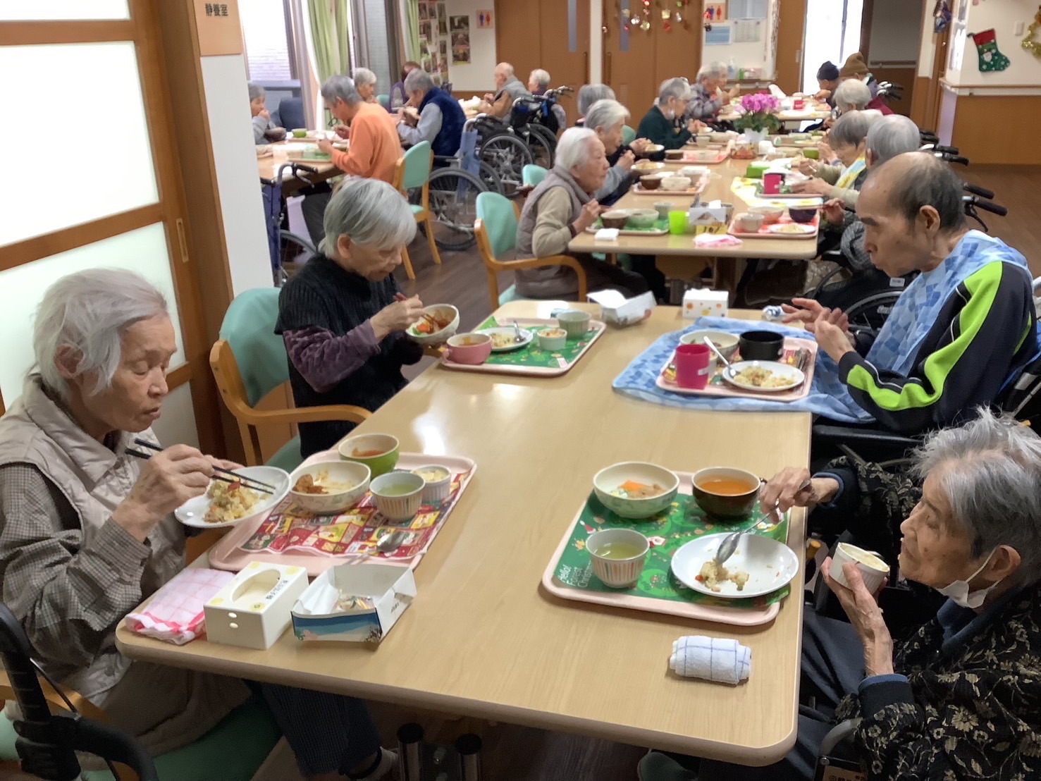 デイサービス　食事風景